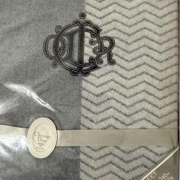 Dior Gray and White Bedding Sheet - Picture 5 of 8